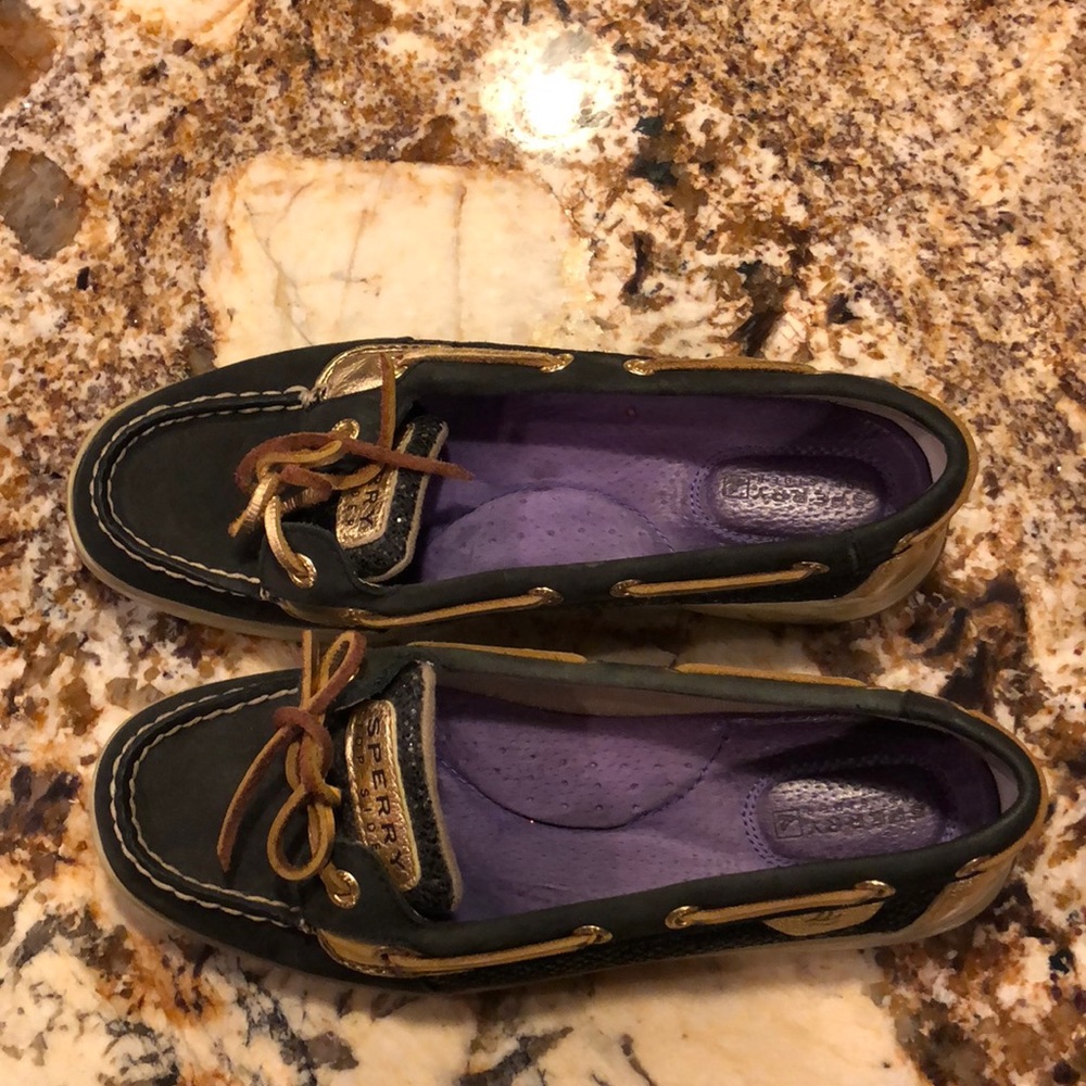 Black/gold women’s Sperry boat shoe size 7